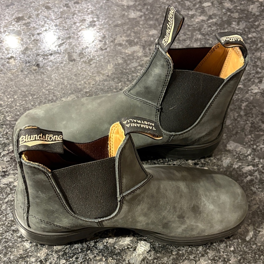 Blundstone Men's rustic black- #587 - like new